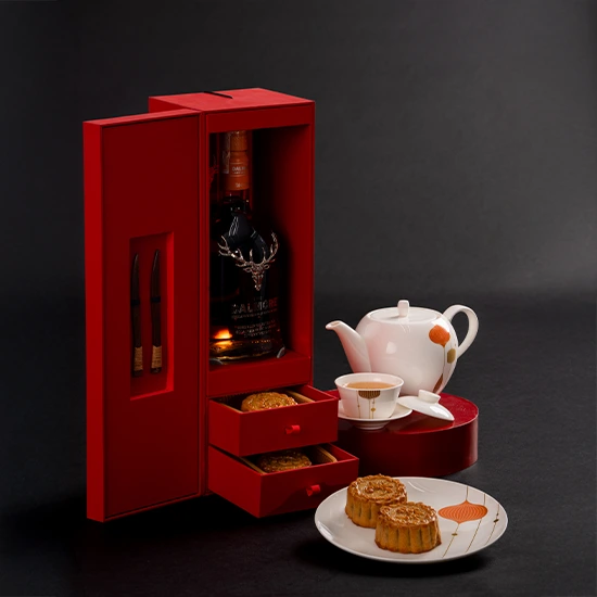 Box of 2 Mooncakes with 700ml Dalmore Solaire Limited Edition